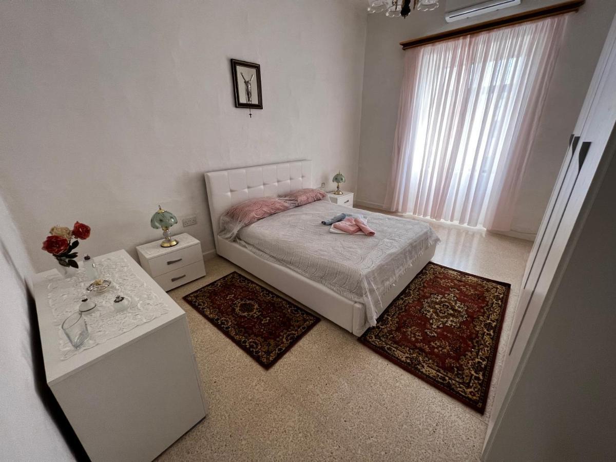 Superb 3 Bedroom Apartment In Валета Екстериор снимка